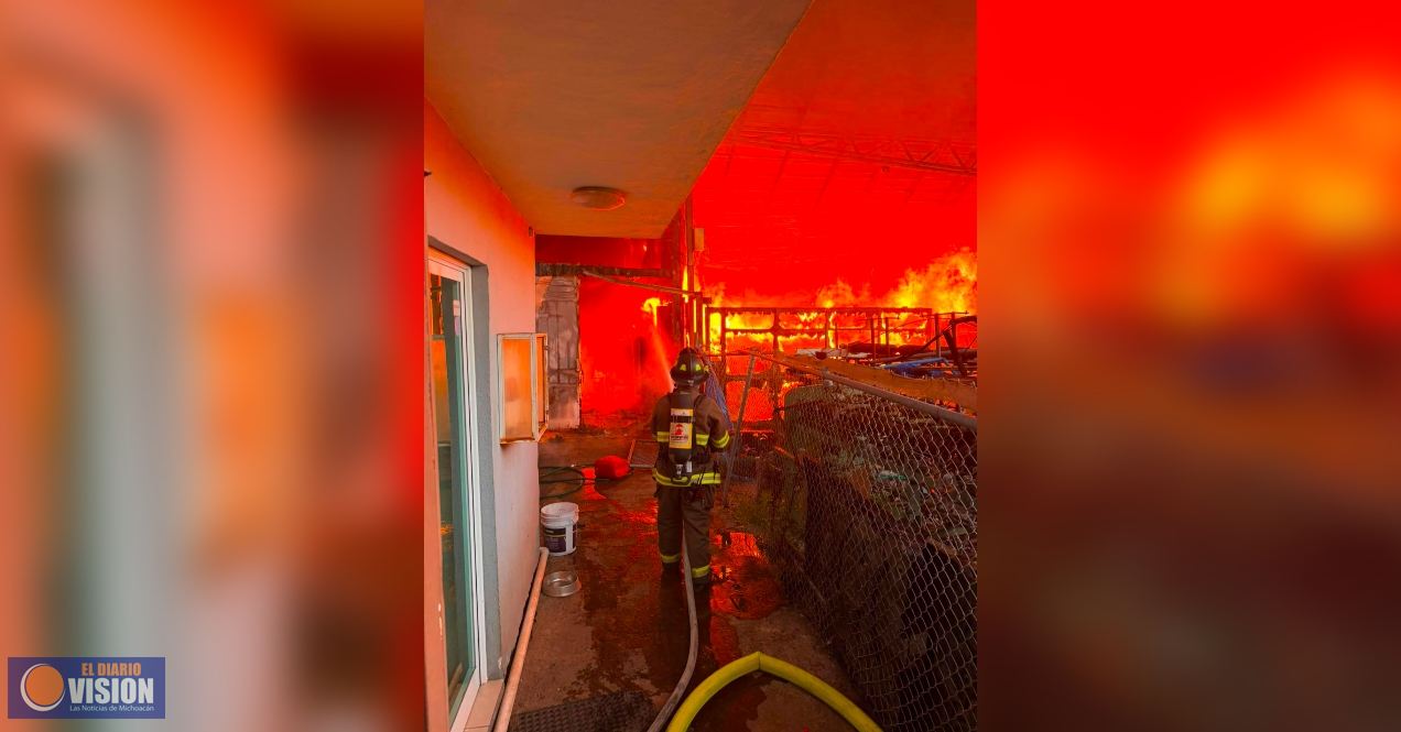 Atiende PC Estatal incendio en fábrica de reciclaje en Morelia 