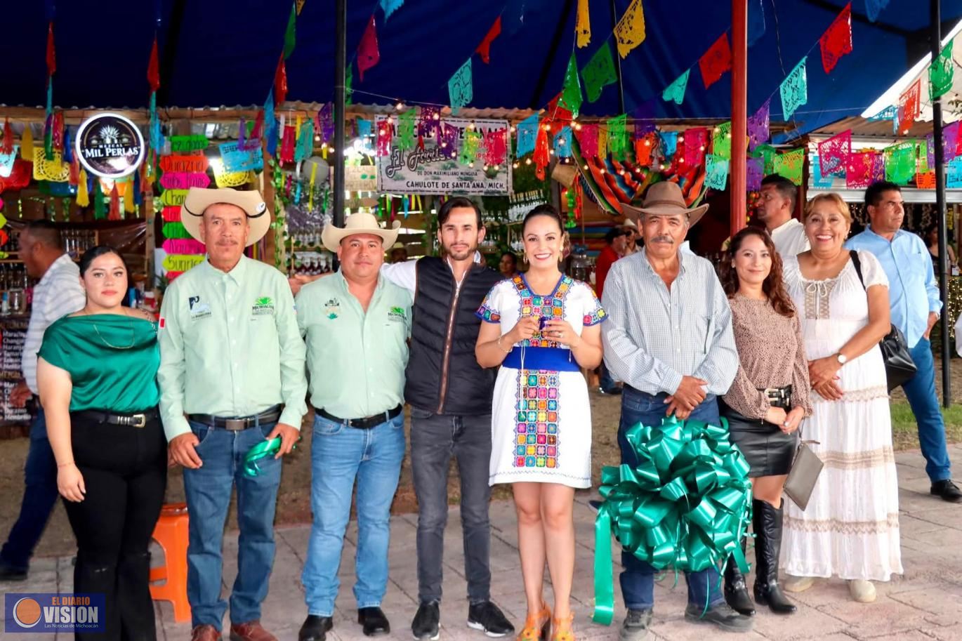 Inaugura Graciela Hernández Arreola la  Feria del Mezcal de Cahulote de Santa Ana 