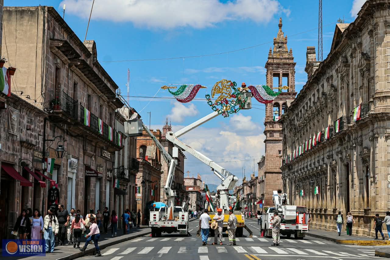 Gobierno Municipal coloca adornos patrios en calles y espacios públicos
