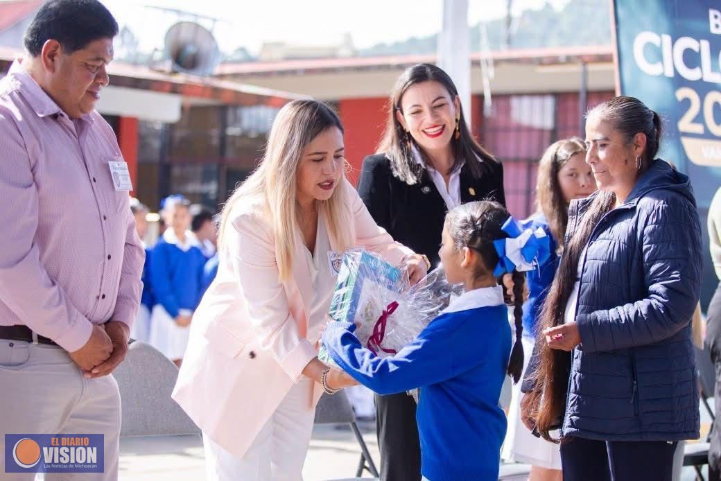 Dayana Pérez, da inicio al Ciclo Escolar 
