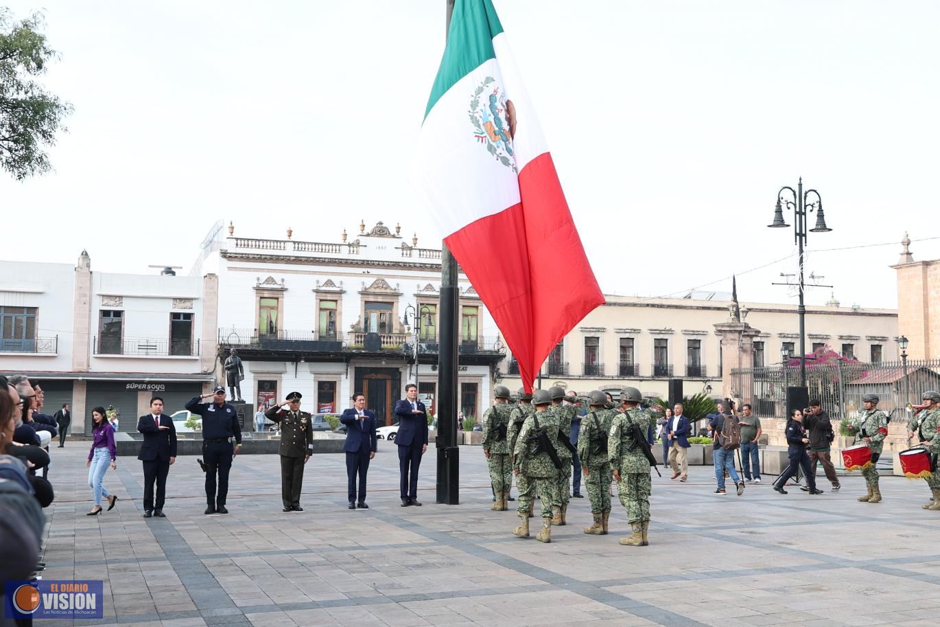 Alfonso Martínez Alcázar encabeza izamiento de Bandera y da inicio a los festejos patrios en Morelia