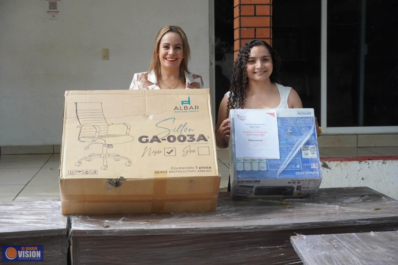 Entrega Graciela Hernández Arreola equipo de cómputo a dependencias del gobierno municipal 
