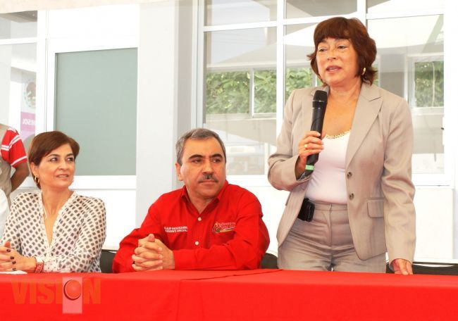 Presenta Aldo Macías Alejandres a la nueva directora del DIF