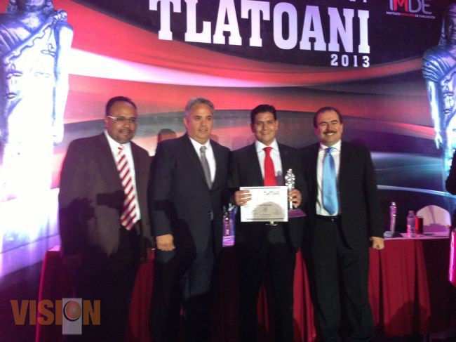 Ernesto Núñez recibe reconocimiento como el mejor diputado federal