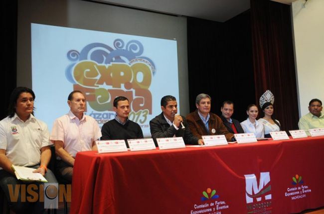 Anuncian la Expo Feria de Lázaro Cárdenas 2013.