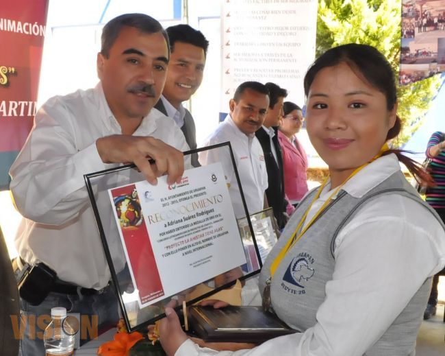 Reconocen a uruapenses que ganaron concurso latinoamericano de proyectos de cómputo