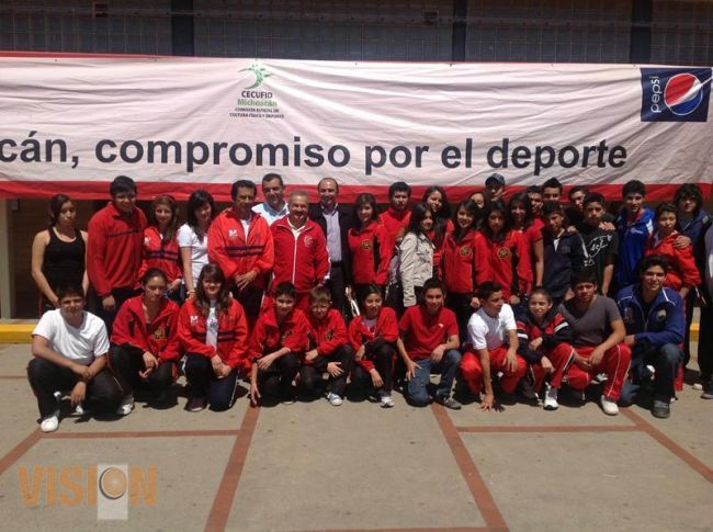 El Director de CECUFID, abanderó a la delegación de karate de Michoacán 