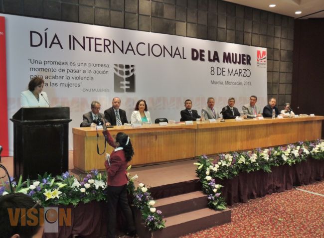 Reciben “Presea Eréndira”, Leticia Pérez y Asociación de Abogadas de Michoacán.