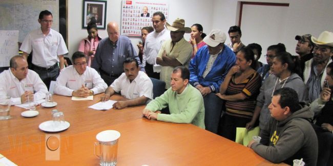 Autoridades municipales respaldan a colonos para la regularización de sus predios