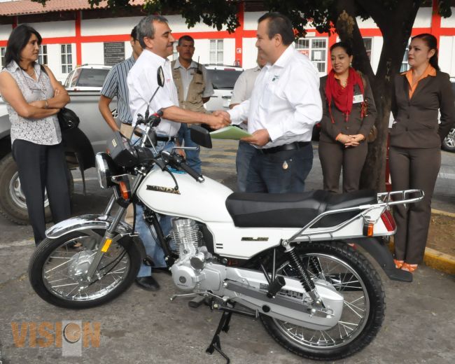 Donaron motocicleta a la administración municipal de Uruapan