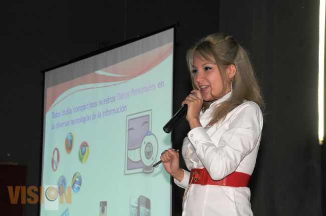 Instruyen a estudiantes de Zinápecuaro sobre la cultura de la transparencia