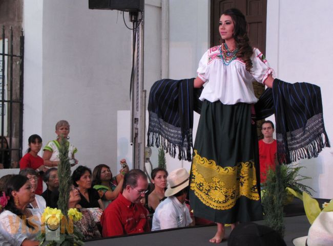Gran éxito la pasarela del rebozo en Uruapan