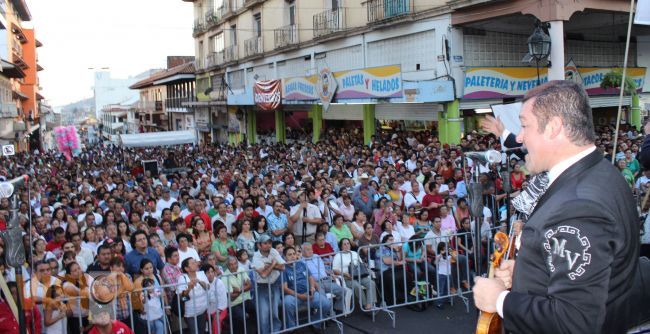 Miles disfrutaron gratuitamente del Mariachi Vargas en Uruapan