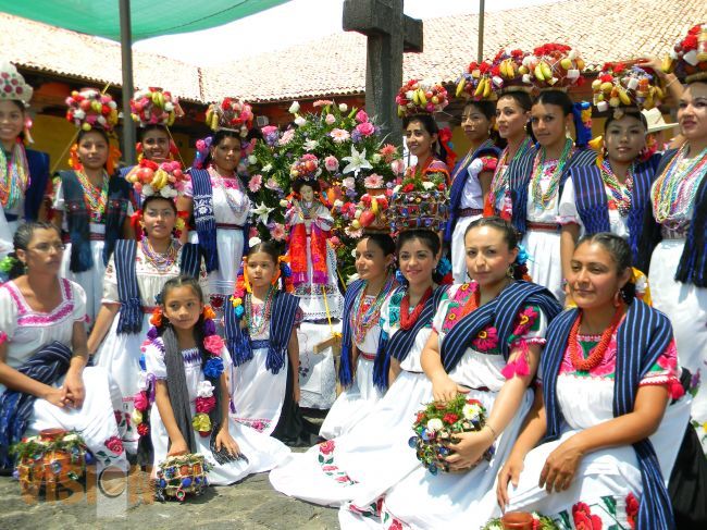 Muy lucido resultó desfile de las aguadoras en Uruapan