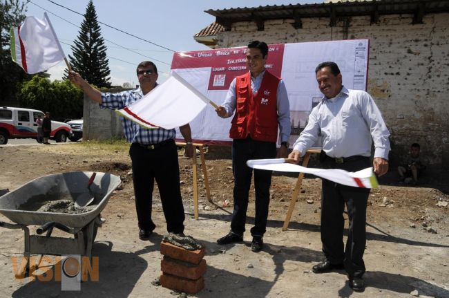 Colocan primera piedra de Unidad Básica de Rehabilitación en Tangamandapio.