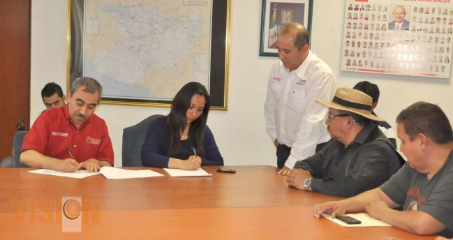 Firman pacto en apoyo al desarrollo económico de Uruapan