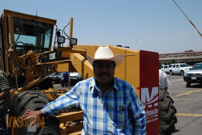 Arriba maquinaria pesada a región oriente para agricultores