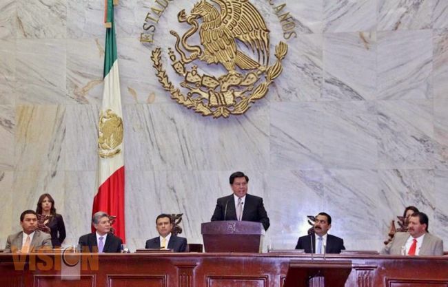 Jesús Reyna rinde protesta como gobernador interino de Michoacán.