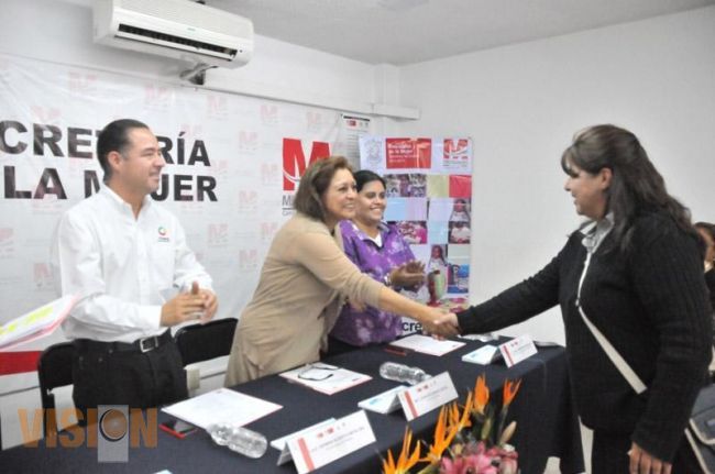 Entregan 501 mil pesos a mujeres emprendedoras