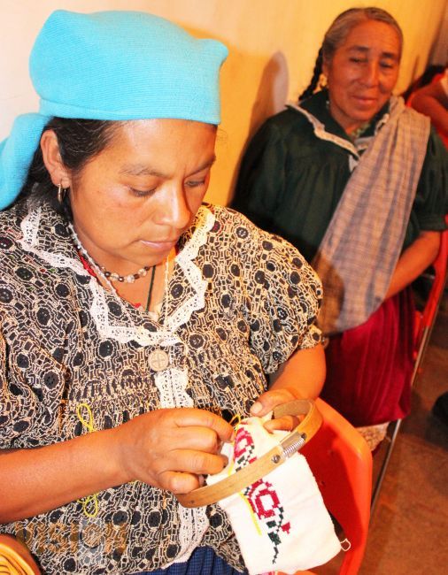 Entregaron créditos a artesanos de Uruapan y San Juan Nuevo