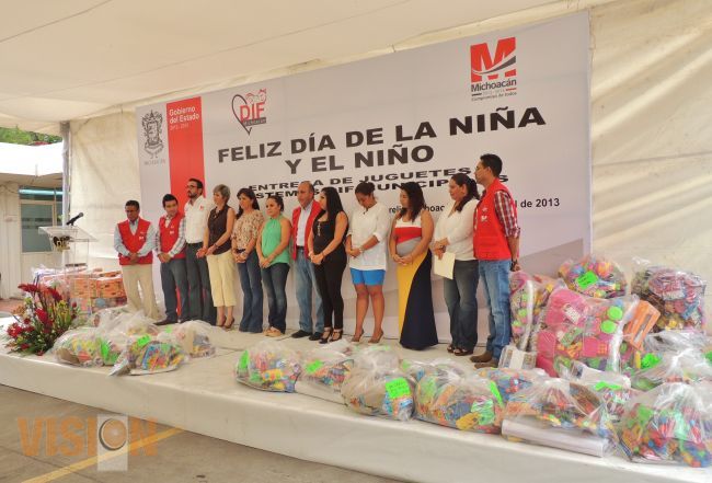 Dif Michoacán entrega juguetes para el día del niño a los 113 Municipios. 