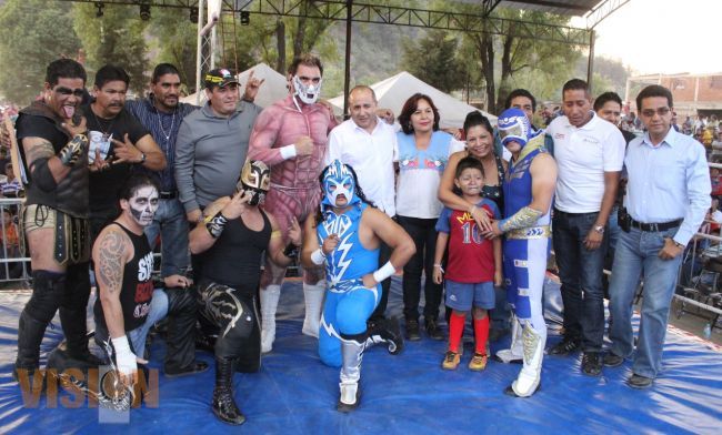 Con magna función de lucha libre  triple A, celebran a los niños de las comunidades indígenas de Ur