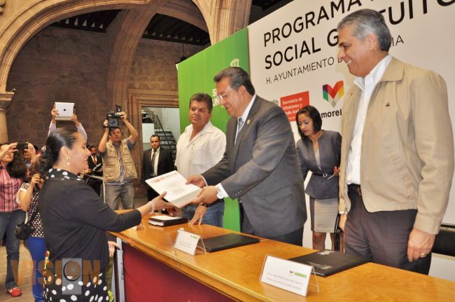 Ayuntamiento de Morelia entrega escrituras a vecinos de la colonia Felipe Sandoval.