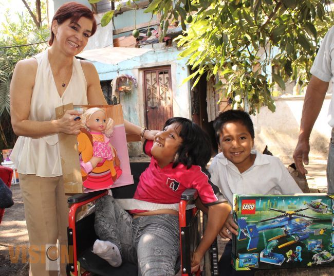 Ana Luisa Cervantes hizo que el día del niño fuera especial a hermanos de escasos recursos