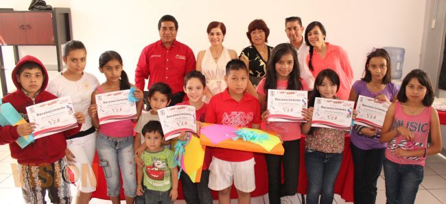 Entregan beca a niños que participaron en concurso de canto