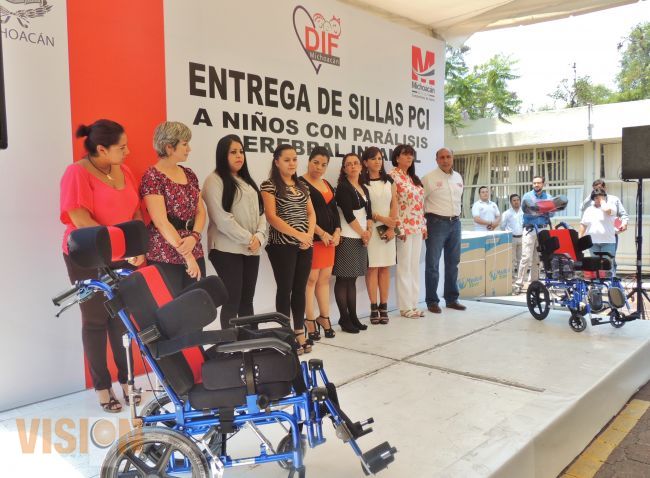 DIF Michoacán entrega 43 sillas a niños con parálisis cerebral.
