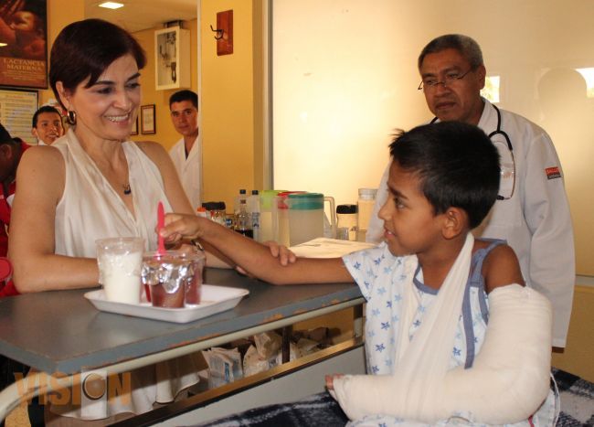 Ana Luisa Cervantes también entregó juguetes a niños internos en Hospital Regional