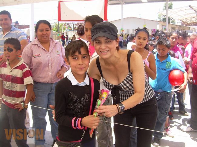 Ana Luisa Cervantes entregó juguetes a niños del oriente de la ciudad