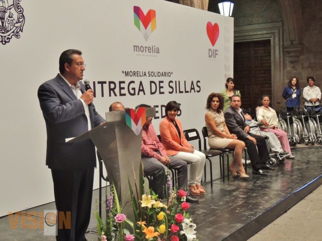 El DIF Morelia entrega 42 sillas de ruedas.