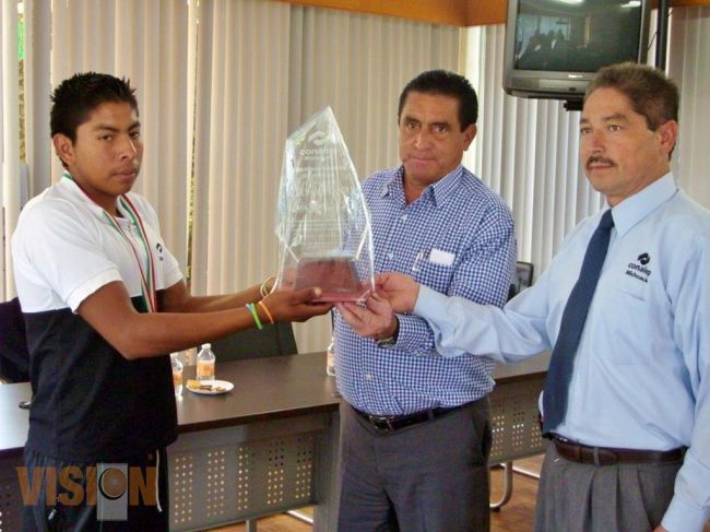 Conalep Reconocen logro Deportivo del Alumno Carlos Alberto León Quirino.