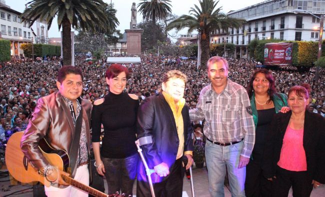 Gobierno municipal festeja con magno concierto a miles de mamás de Uruapan