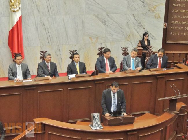 Entregan al profesor Armando López la medalla al Mérito Académico en el Congreso del Estado.