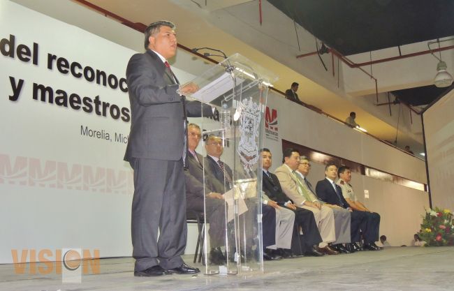 El gobernador Jesús Reyna encabezó los festejos por el Día del Maestro en Michoacán.