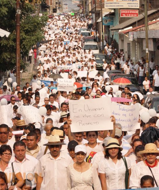 Multitudinaria marcha en Uruapan por la paz social