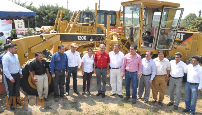 Dotan de maquinaria pesada a 10 municipios de esta región