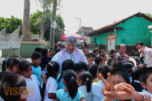 Entrega Secretario de Educación mobiliario y material educativo a escuelas de Chilchota 
