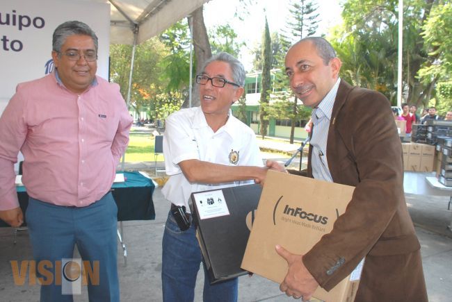 Entrega Universidad Michoacana equipamiento por más de 4 MDP
