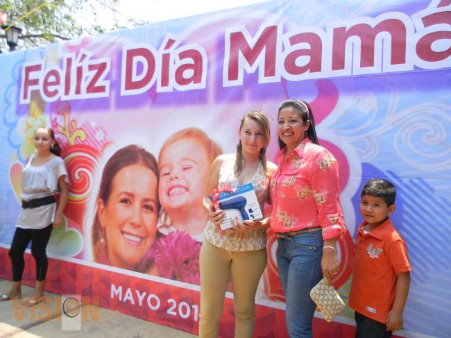 Emotivo y alegre festejo del “Día de las Madres” en Ziracuaretiro