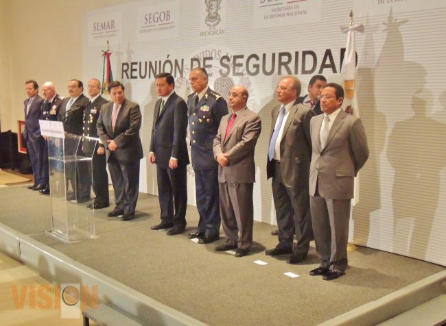 La Federación no saldrá de Michoacán hasta garantizar la paz: Osorio Chong.