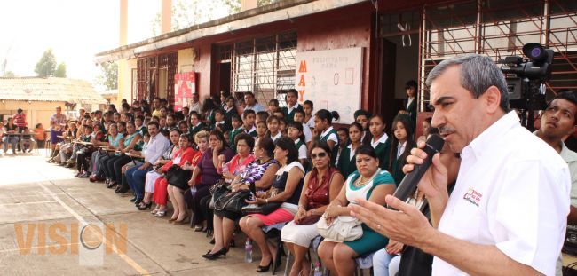 Entregaron 3 aulas en la Primaria Francisco Villa de Uruapan