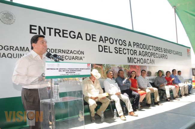 Entrega Gobernador apoyos a Productores Agropecuarios por 48 millones de pesos.