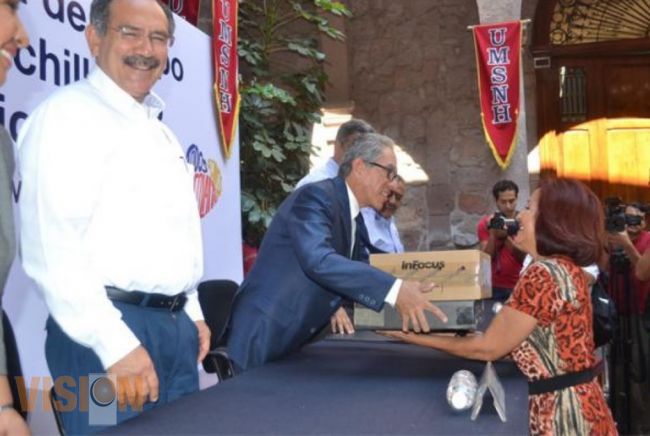 Entregan 172 equipos de cómputo a prepas de la Universidad Michoacana.