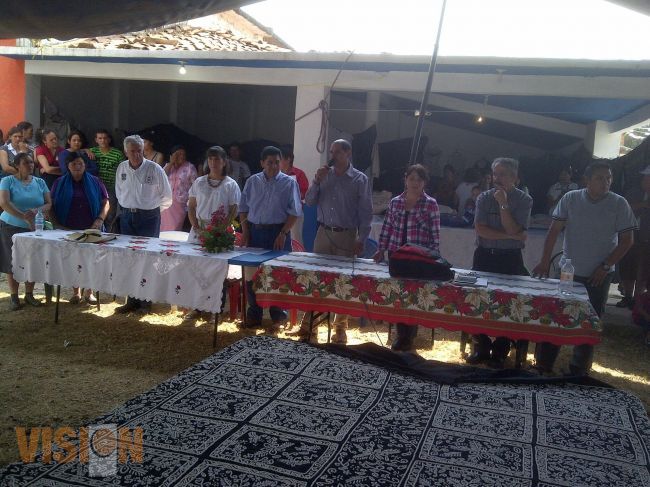 Artesanas de Santa Cruz exhiben su arte textil