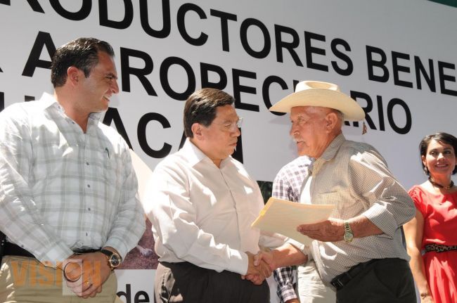 De gira por la Piedad, gobernador entrega apoyos a productores agropecuarios por 48 MDP 