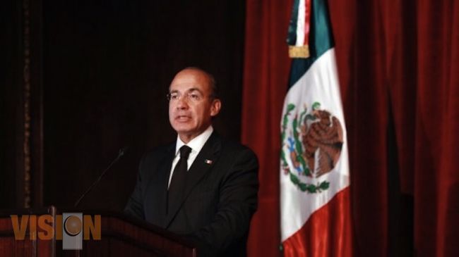 Autorizan a Calderón recibir condecoración de España