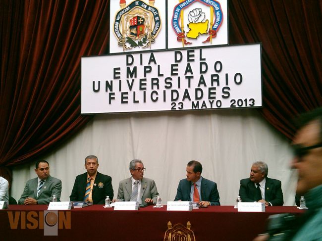 Realiza Universidad Michoacana acto conmemorativo al día del empleado universitario